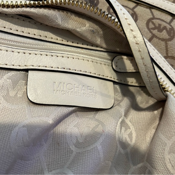 Michael Kors Pocket Book - Picture 10 of 16